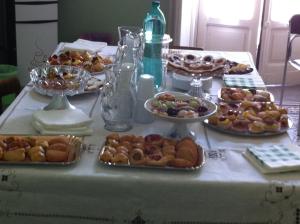 una mesa con diferentes tipos de pasteles. en Villa Genny, en Candela