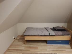 Кровать или кровати в номере Apartament U Kucharzy Łysica