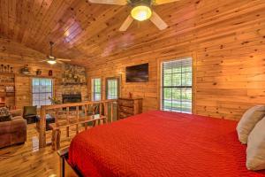 Gallery image of Ideally Located Broken Bow Cabin - Private Hot Tub in Broken Bow