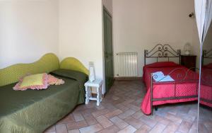1 dormitorio con 2 camas de color rosa y verde en Sunset Hill - Tuscany - Villa & private Pool, en Castelfiorentino 38 fotos más