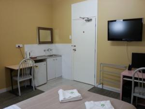TV a/nebo společenská místnost v ubytování Central Private Hotel