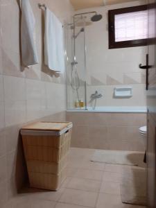un bagno con doccia, vasca e lavandino di Ferienapartment At Home Ouranoupolis a Ouranoupoli