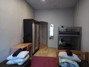 Pokój z 2 łóżkami piętrowymi i lustrem w obiekcie Zinc Old Town Hostel Tallinn w Tallinnie