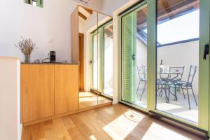 Pokój z przesuwnymi szklanymi drzwiami i jadalnią w obiekcie Holiday house DREAM w mieście Milohnići