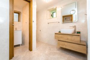łazienka z umywalką i lustrem w obiekcie Holiday house DREAM w mieście Milohnići +37 zdjęć