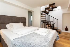 sypialnia z dużym łóżkiem i schodami w obiekcie Holiday house DREAM w mieście Milohnići