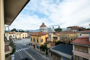 ピサにあるホテル ローマの建物から市街の景色を望めます。