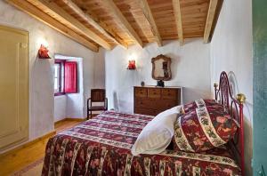 a bedroom with a bed and a wooden ceiling at Aldeia da Mata Pequena in Mafra