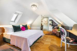 ein Schlafzimmer mit einem Bett und ein Wohnzimmer in der Unterkunft The Cottage - Luxury Romantic Retreat in Idyllic Rural Location in Clipston