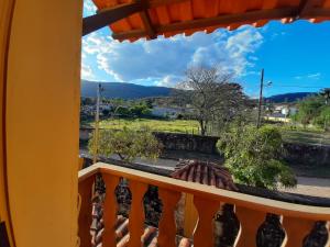 uma vista da varanda de uma casa em Pousada As Relíquias de Minas em Tiradentes