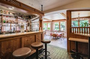 een bar in een restaurant met een tafel en stoelen bij Gasthof Schützenwirt in Steinach am Brenner