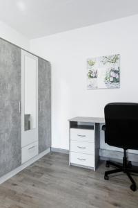 um escritório com uma secretária e uma cadeira num quarto em MyHome Basel RC44B em Saint-Louis