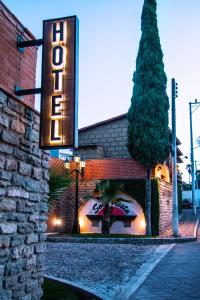 a sign on the side of a building at Hotel Sol y Fiesta in Tequisquiapan