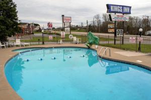 a large blue swimming pool in a park at Kings Inn in Lenoir City
