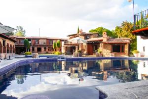 uma piscina em frente a uma casa em Hotel Sol y Fiesta em Tequisquiapan