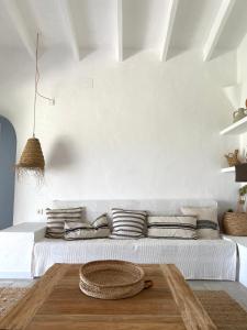 Imagem da galeria de BiniFa - Lovely luxury villa few steps from the sea em Binibeca