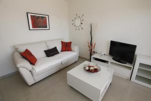 Televízia a/alebo spoločenská miestnosť v ubytovaní Apartamento playa maravillosa 2