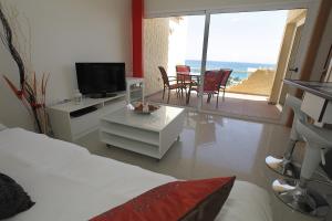 Televízia a/alebo spoločenská miestnosť v ubytovaní Apartamento playa maravillosa 2
