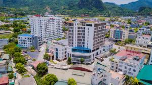z góry widok na miasto z budynkami w obiekcie SAKURA HOTEL w mieście Hòa Bình