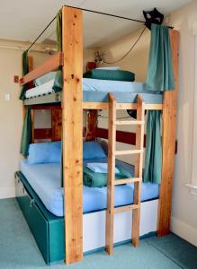 Postel nebo postele na pokoji v ubytování Green Tortoise Hostel Seattle