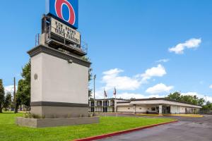 un cartello su una torre di fronte a un edificio di Motel 6 Groves, Tx a Groves