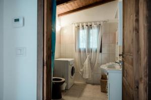Baño pequeño con aseo y lavamanos en Nostro Rifugio, en Apricale