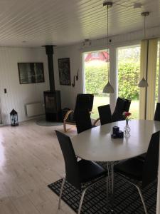 comedor con mesa y sillas en cottage close to Hasmark beach 150m, en Otterup