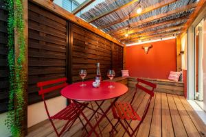 a patio with a table and two chairs and a bench at Le Terracotta - Appartement privatif in Saint-Denis