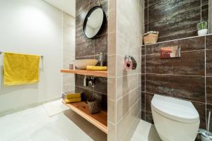 bagno con servizi igienici e specchio di Le Terracotta - Appartement privatif a Saint-Denis