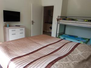 a bedroom with a bunk bed and a television at Ferienwohnanlage Majorcas in Dahme