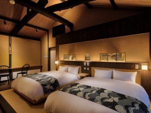 2 camas en una habitación con 2 camas sidx sidx sidx sidx sidx sidx en Tsumugi Nishinotoinhanayacho, en Kioto