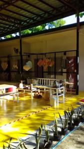 莫阿爾博阿的住宿－MOHO，一间设有桌子和盆栽的地板客房