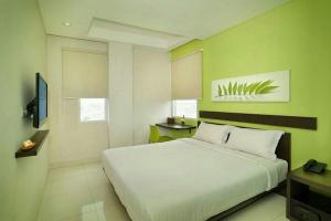 Tempat tidur dalam kamar di V Hotel Tebet