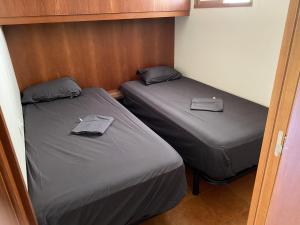 Habitación pequeña con 2 camas individuales en Colibri BEACH and SUN, en Cambrils