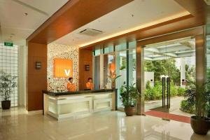un vestíbulo de un edificio con gente en él en V Hotel Tebet en Yakarta
