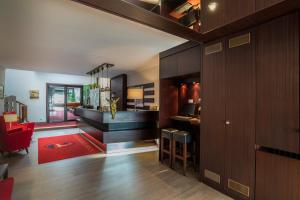 ein Wohnzimmer mit einer Bar und einem roten Teppich in der Unterkunft Hotel Goldener Hirsch in Bayreuth