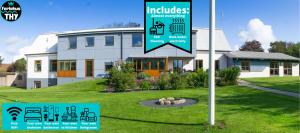 a sign in front of a house with a building at Feriehus Thy - I hjertet af Thy in Thisted