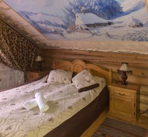 En eller flere senge i et værelse på Комфортний котедж в Мигово