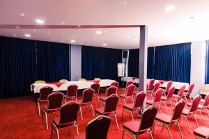 een vergaderzaal met een tafel en stoelen. bij Hotel Novak in Zvornik