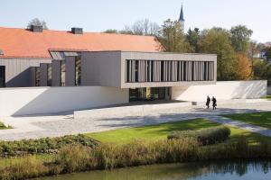 eine Darstellung der Vorderseite eines Gebäudes in der Unterkunft Schloss Hohenkammer in Hohenkammer