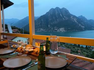 einen Tisch mit zwei Flaschen Wein und Brot darauf in der Unterkunft Happy Guest Apartments - Bella Vista in Riva di Solto