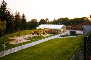 eine Luftansicht auf einen Park mit Spielplatz in der Unterkunft chata Trubárka in Trenčín
