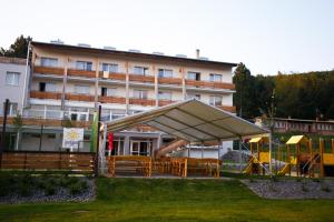 um grande edifício com uma tenda em frente em chata Trubárka em Trenčín