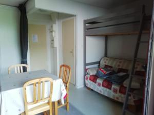 a room with a bunk bed and a table and chairs at Onnion in Onnion