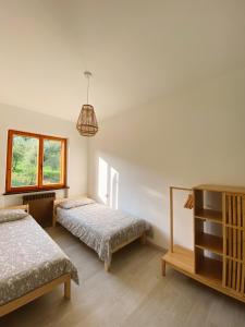 1 Schlafzimmer mit 2 Betten und einem Fenster in der Unterkunft Happy Guest Apartments - Bella Vista in Riva di Solto