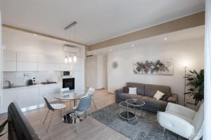 uma sala de estar com um sofá e uma mesa em Rosella Apartment em Verona
