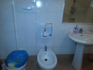 A bathroom at B&B Smeraldo Airport Még 15 kép