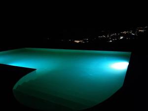 Bazén v ubytovaní Gem Rosa Villa, Agios Stefanos, Corfu alebo v jeho blízkosti + 7 fotografií