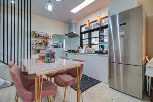 eine Küche mit einem Tisch und einem Kühlschrank in der Unterkunft Rattana House Homestay in Koh Samui 