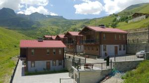 Ein allgemeiner Bergblick oder ein Berglick von des Aparthotels aus